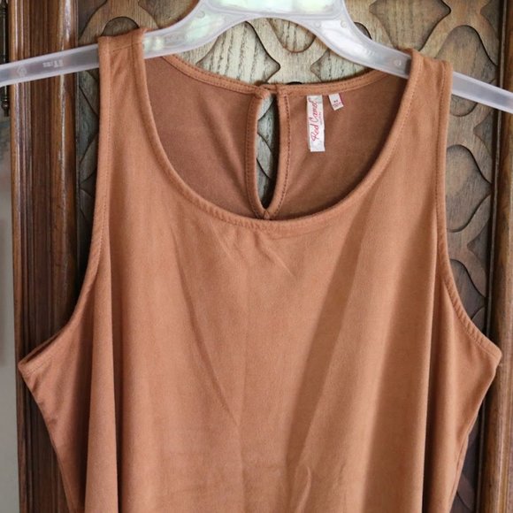 Red Camel Sleeveless Faux Suede Laser Cut Out Scalloped Hem Top - M - Picture 3 of 12